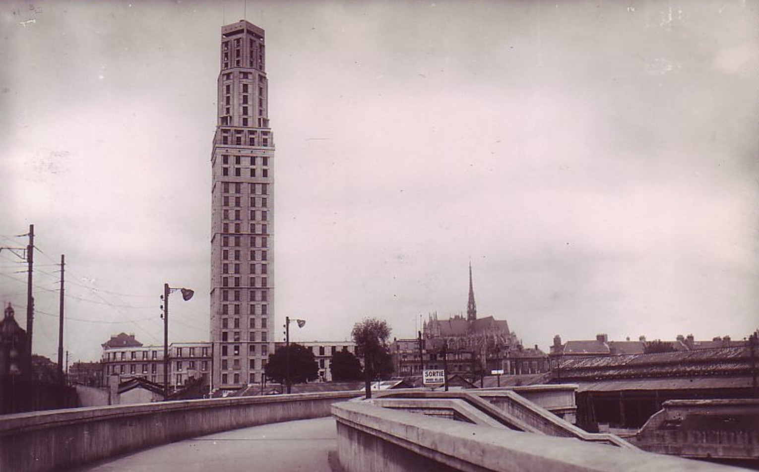Tour Perret d'Amiens DR
