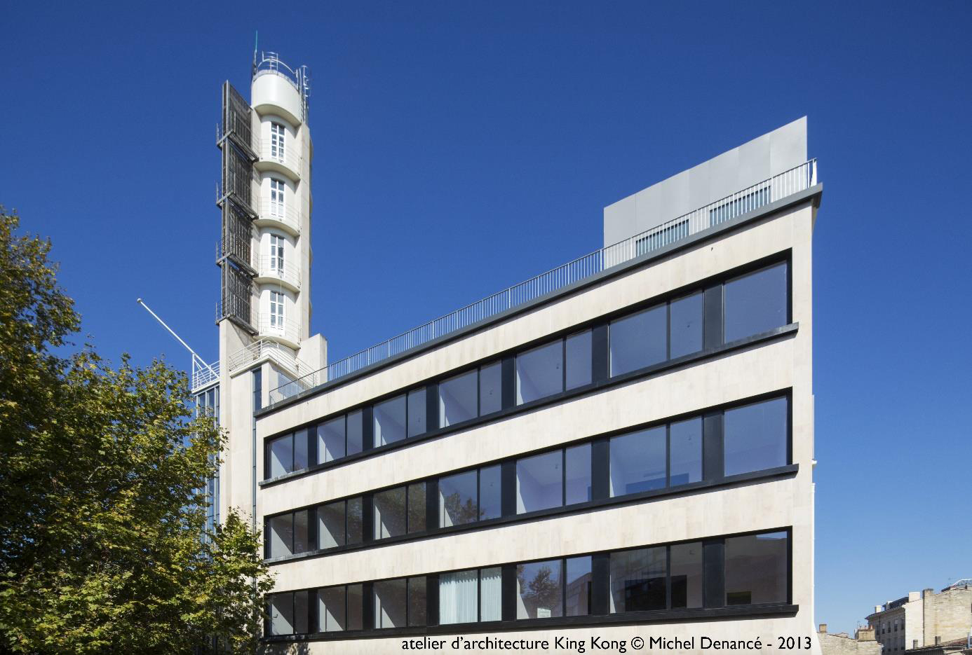 La tour de la RMGE et la façade principale du bâtiment / Crédit photo : atelier d’architecture King Kong, Michel Denancé, 2013