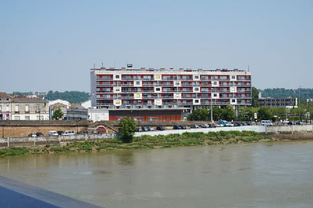 Vue sur la caserne de la Benauge depuis le pont de pierre, 2018. Crédit Angèle Pavia