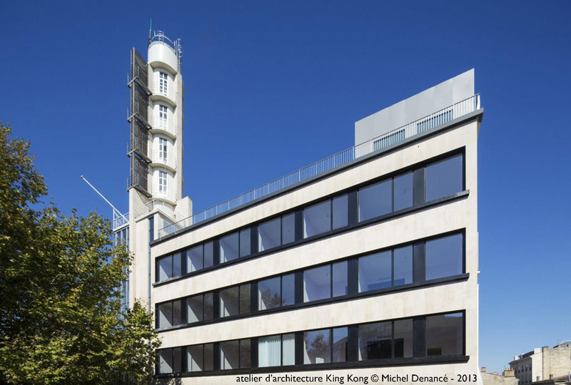 La tour de la RMGE et la façade principale du bâtiment