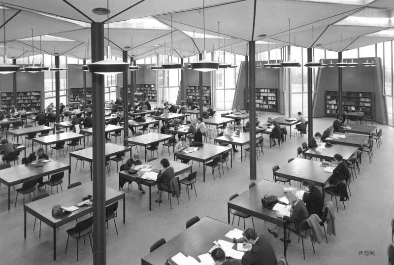 Salle de lecture située dans la première tranche de la bibliothèque, 1965