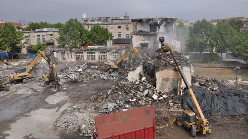 Demolition of one of the pavilions of the Edouard Herriot Hospital in Lyon on October 24, 2016 (architect: Tony Garnier).