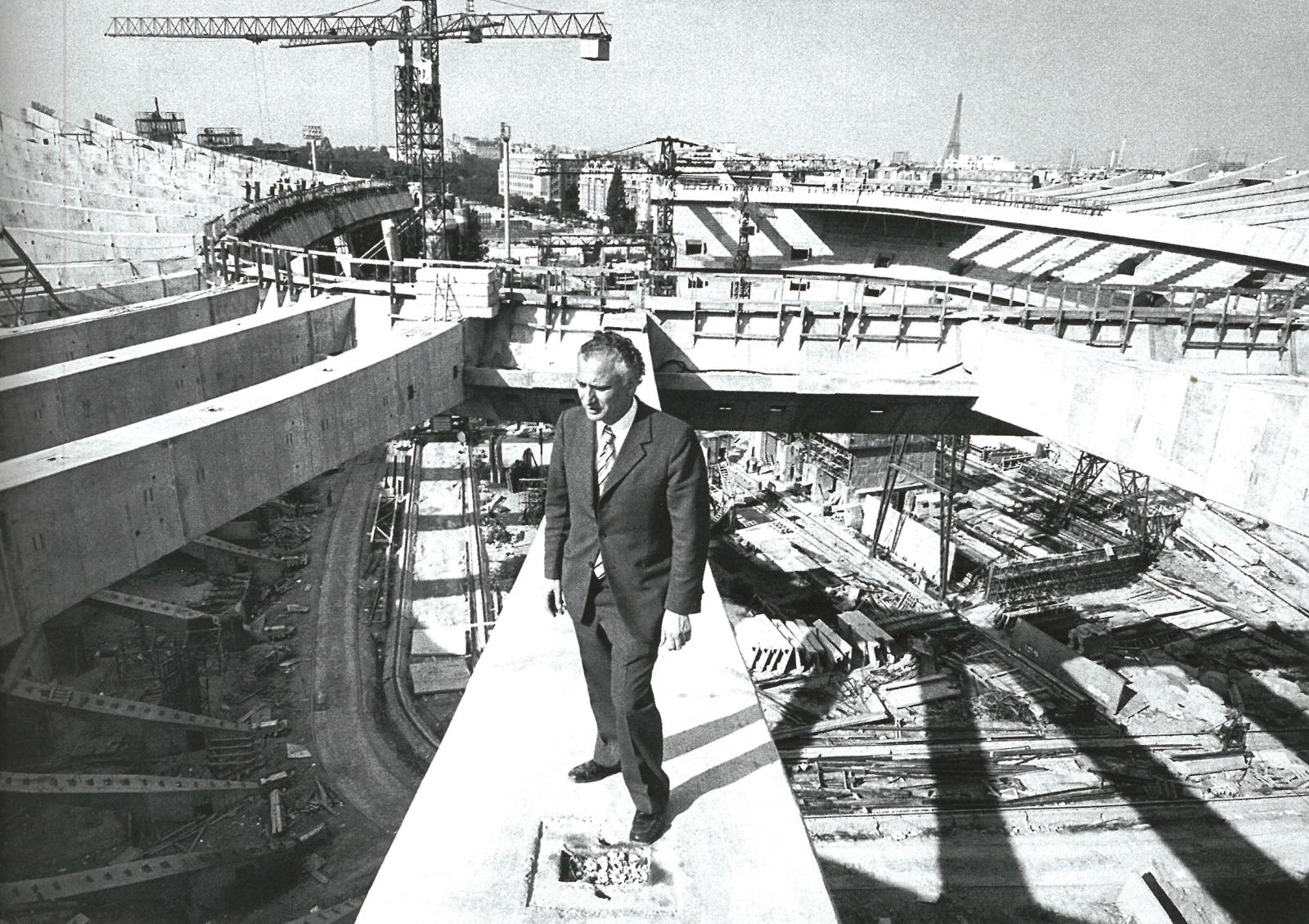Roger Taillibert sur le chantier du Parc des Princes, vers 1970