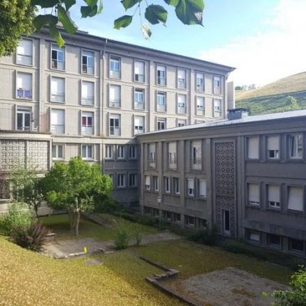 L’hôpital/maison de retraite s’inscrit dans un paysage