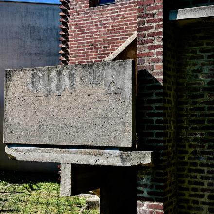 La Courneuve Cité des Anciens Ambroise Croizat - détail angle et palier escalier