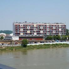 Vue sur la caserne de la Benauge depuis le pont de pierre, 2018