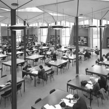 Salle de lecture située dans la première tranche de la bibliothèque, 1965