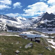 Le cirque glacière des Evettes avec au premier plan le refuge adossé