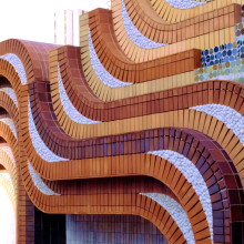 Mosaïque du mur de clôture et le dallage du sol, Zac Évangile, Paris XVIIIe ; Charles Gianferraro